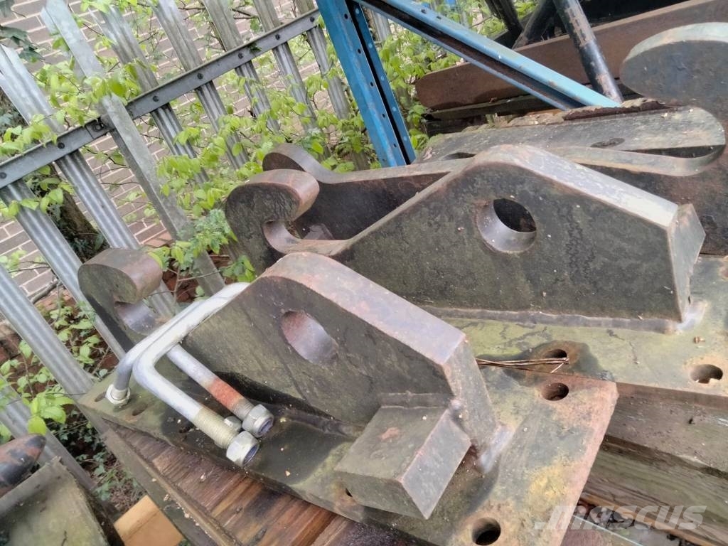 JCB PAIR OF BOLT ON BRACKETS Weitere Lade- und Grabgeräte