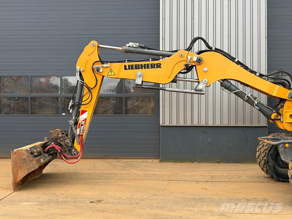 Liebherr A910 Compact Gumikerekes kotrók