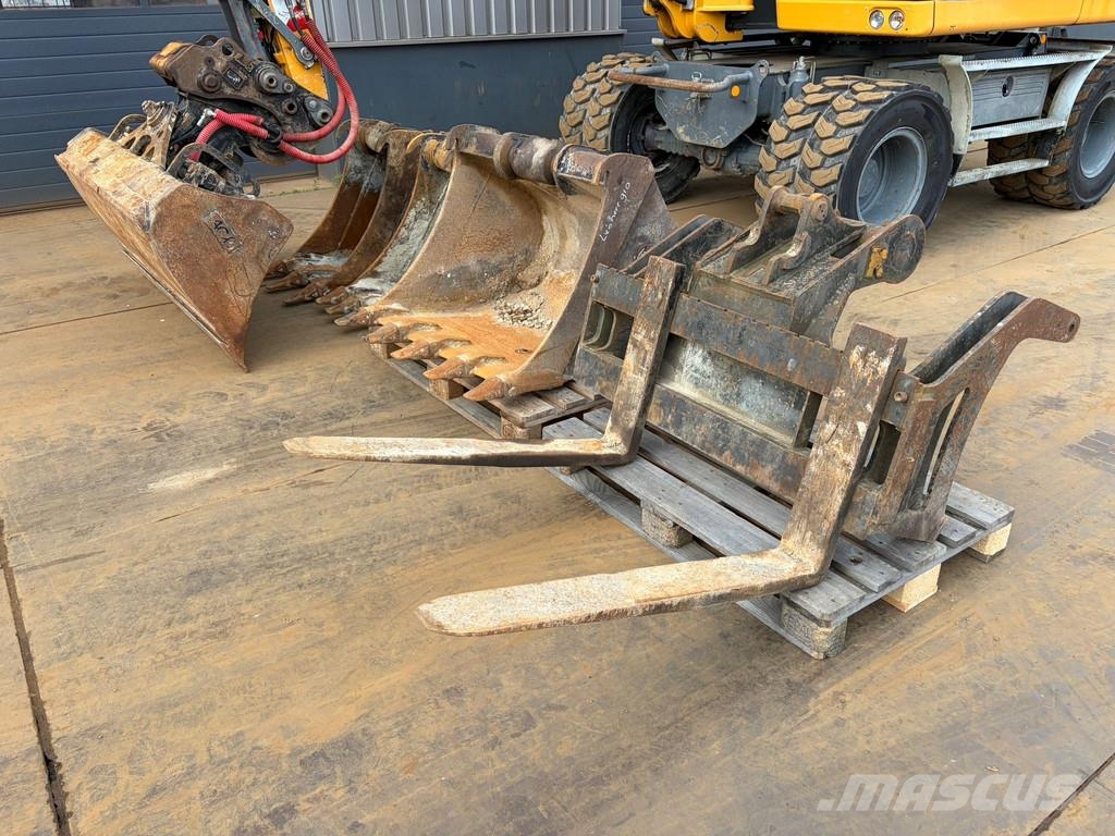 Liebherr A910 Compact Gumikerekes kotrók