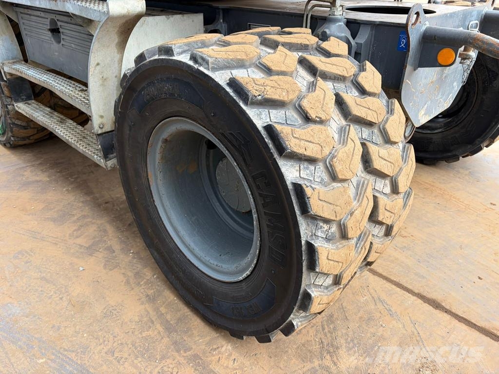 Liebherr A910 Compact Gumikerekes kotrók