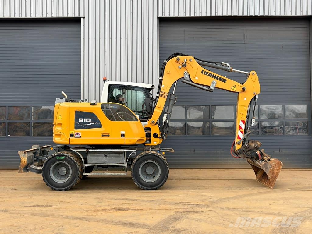 Liebherr A910 Compact Gumikerekes kotrók