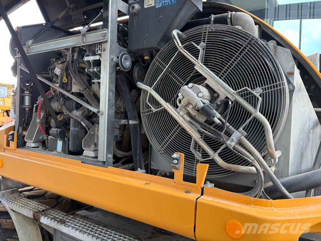 Liebherr A910 Compact Gumikerekes kotrók