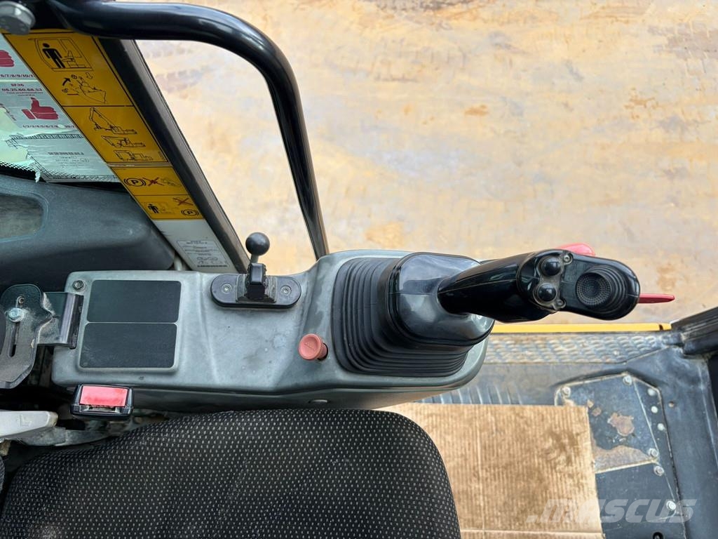 Liebherr A910 Compact Gumikerekes kotrók