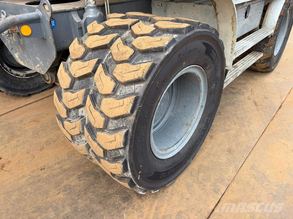 Liebherr A910 Compact Gumikerekes kotrók