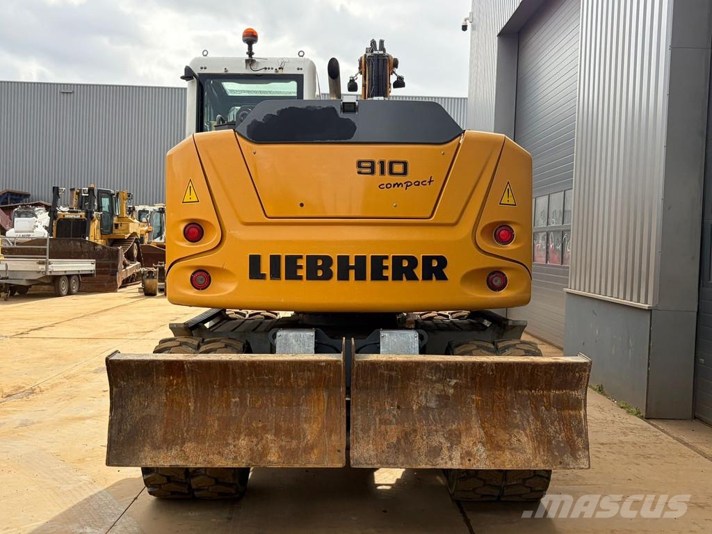 Liebherr A910 Compact Gumikerekes kotrók