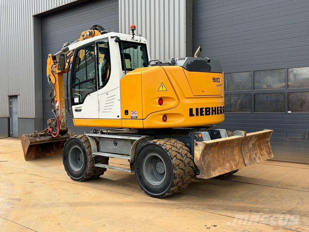Liebherr A910 Compact Gumikerekes kotrók