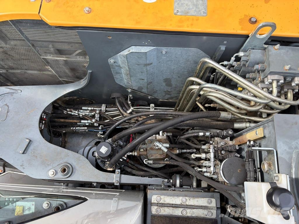 Liebherr A910 Compact Gumikerekes kotrók