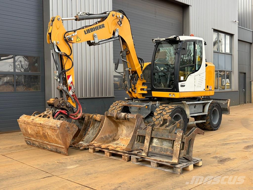 Liebherr A910 Compact Gumikerekes kotrók