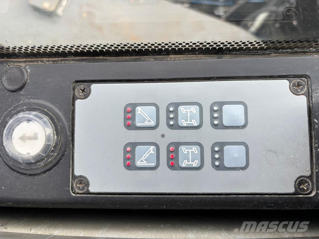 Liebherr A910 Compact Gumikerekes kotrók