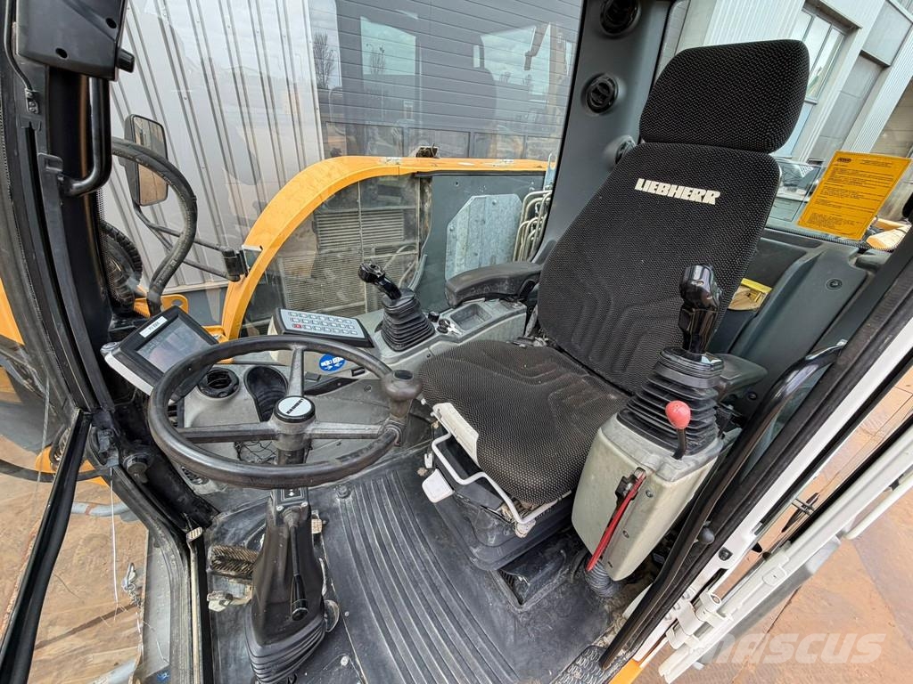 Liebherr A910 Compact Gumikerekes kotrók
