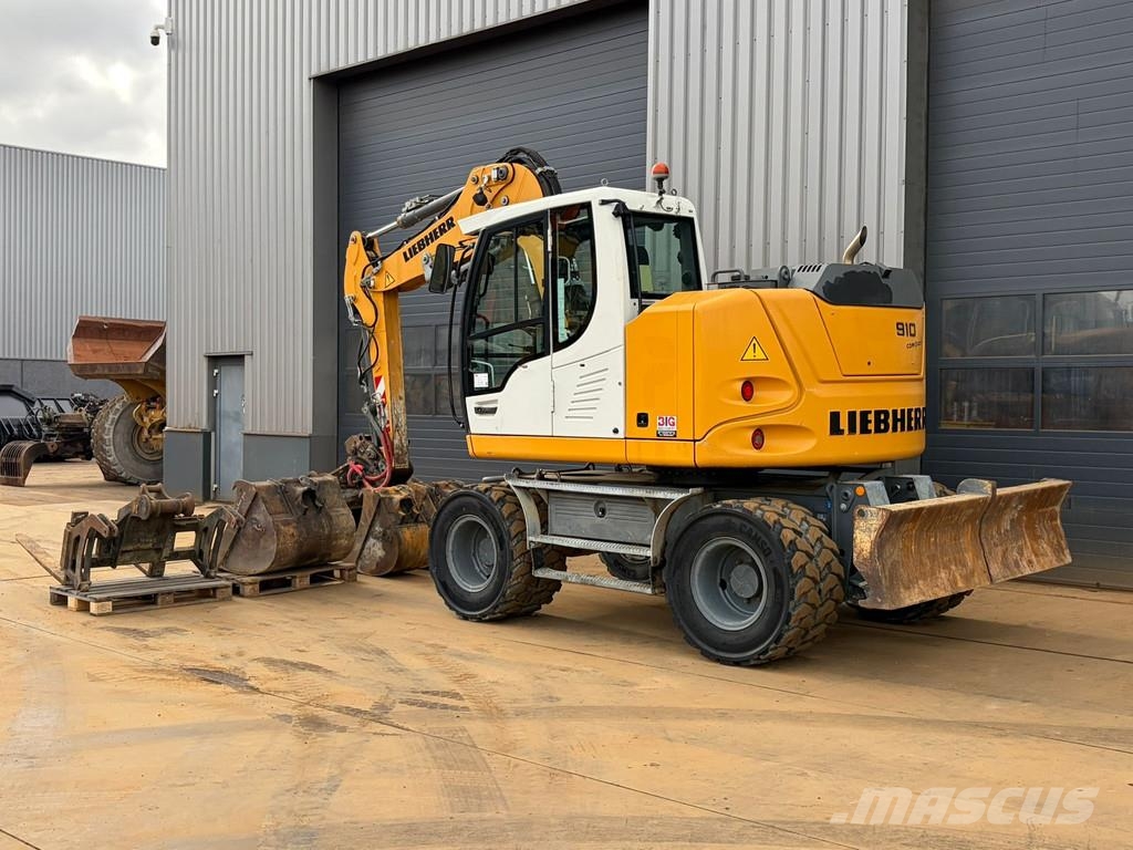 Liebherr A910 Compact Gumikerekes kotrók