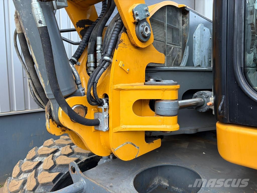 Liebherr A910 Compact Gumikerekes kotrók