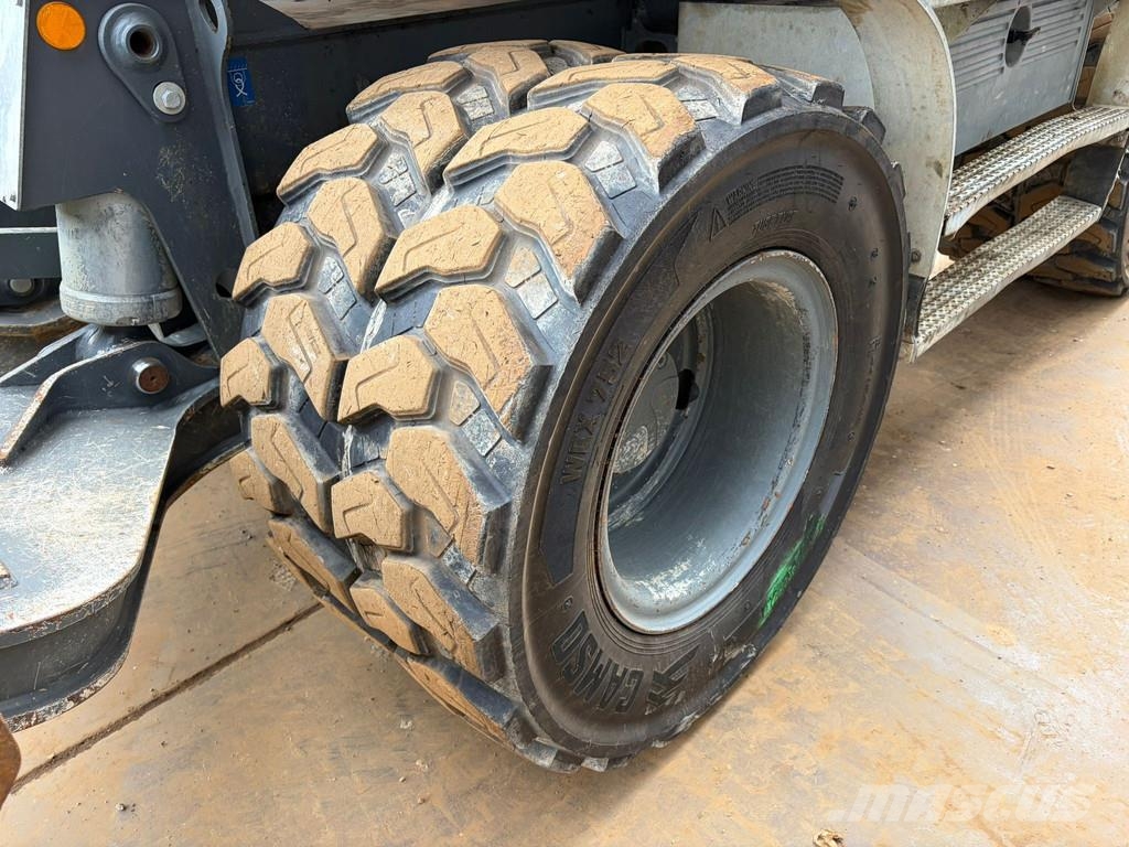 Liebherr A910 Compact Gumikerekes kotrók