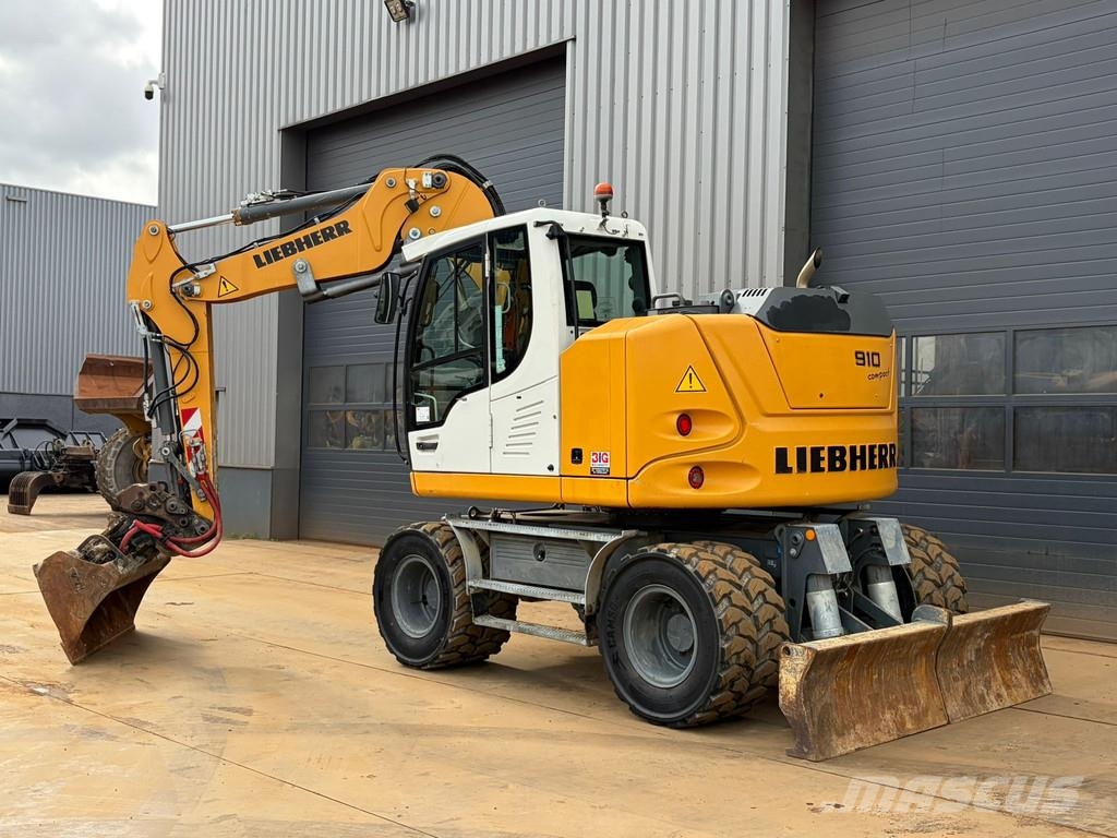 Liebherr A910 Compact Gumikerekes kotrók