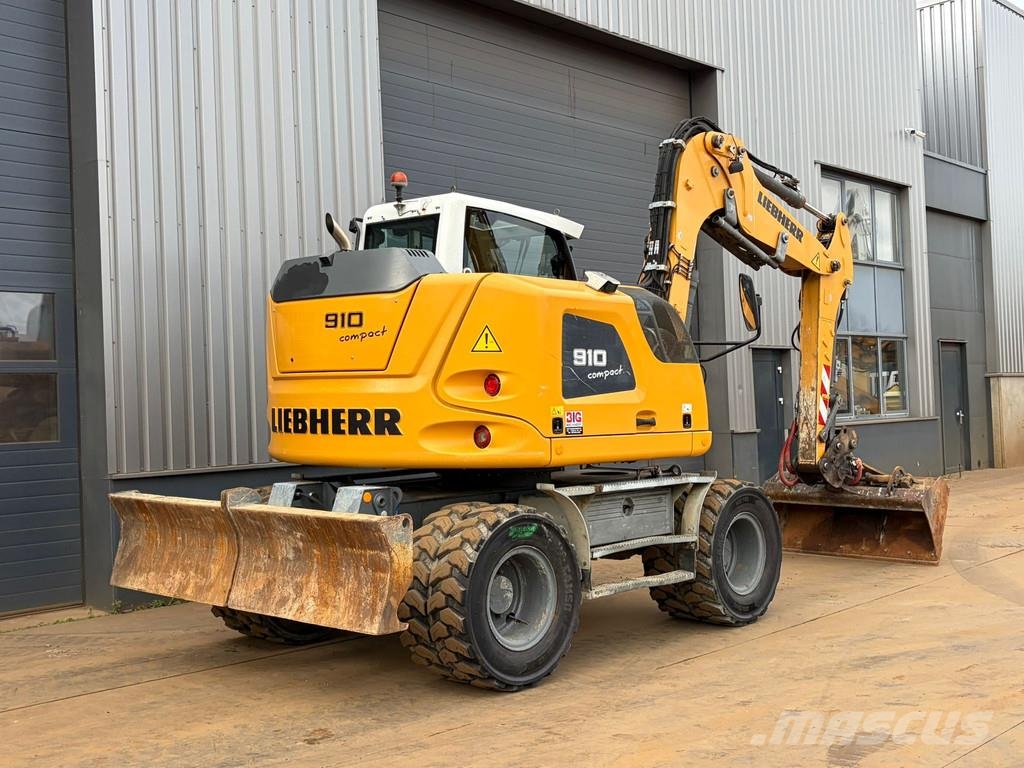Liebherr A910 Compact Gumikerekes kotrók
