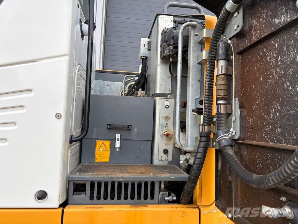 Liebherr A910 Compact Gumikerekes kotrók
