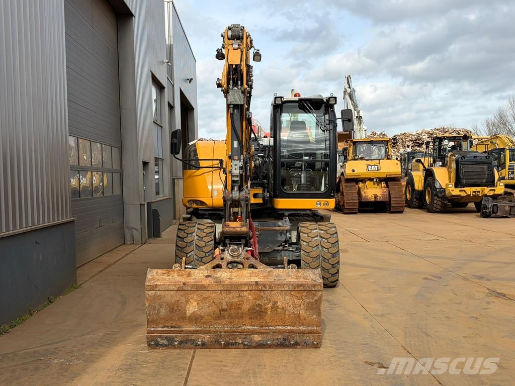 Liebherr A910 Compact Gumikerekes kotrók