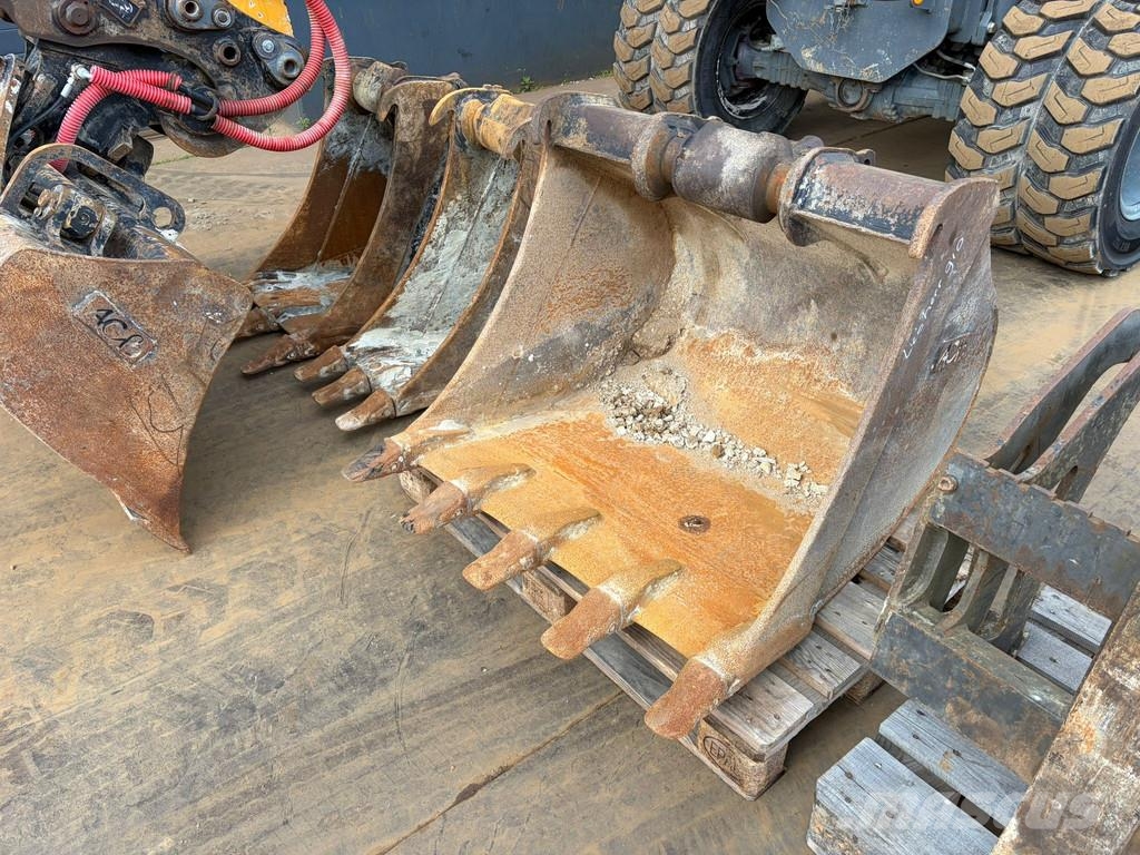 Liebherr A910 Compact Gumikerekes kotrók