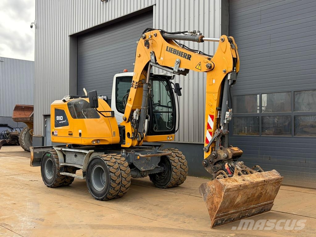 Liebherr A910 Compact Gumikerekes kotrók