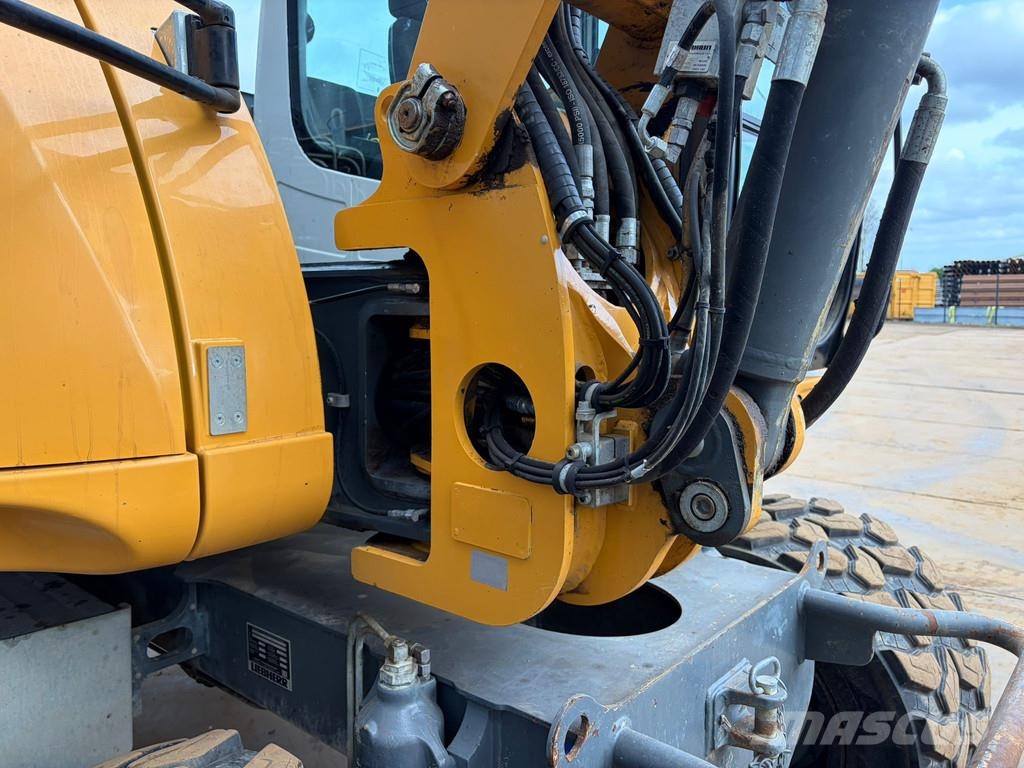 Liebherr A910 Compact Gumikerekes kotrók
