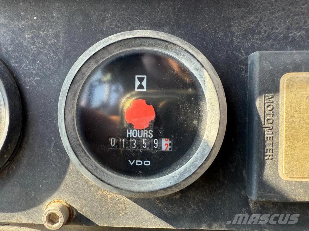 Dynapac F6-4W معدات السفلتة