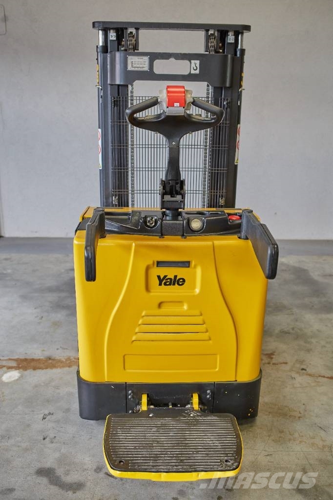 Yale MS12X شاحنات ذات رافعات شوكية تعمل بالكهرباء
