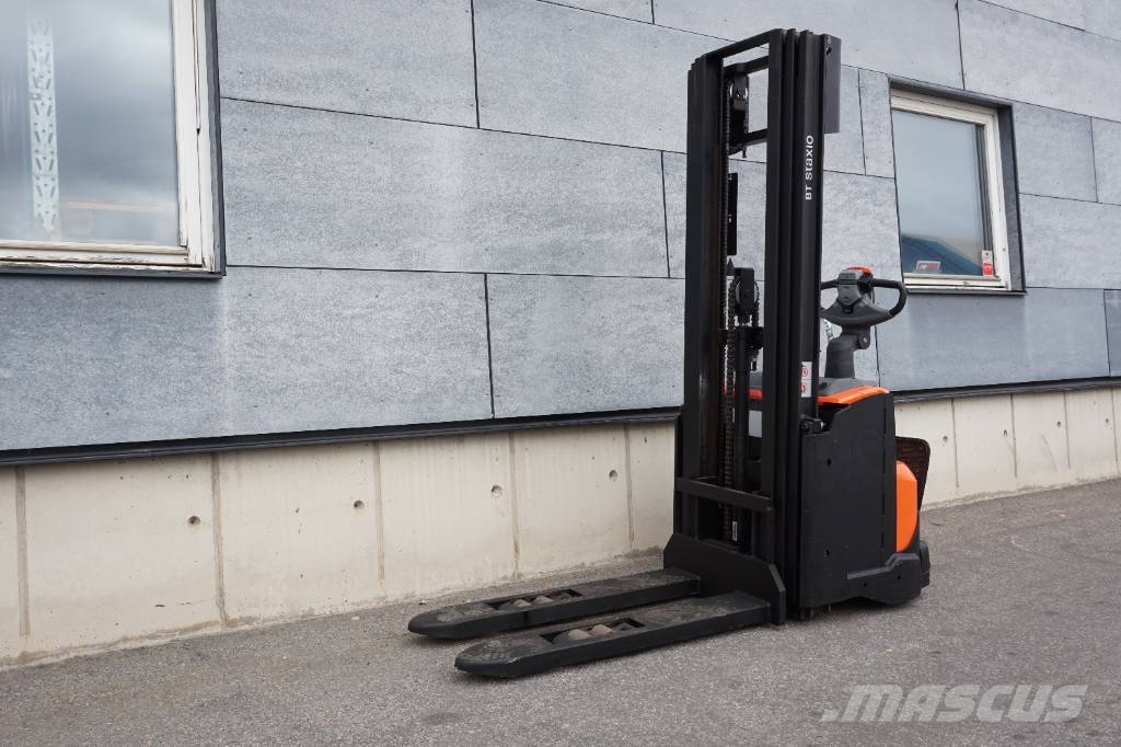 Toyota SWE120L Gerbeur accompagnant