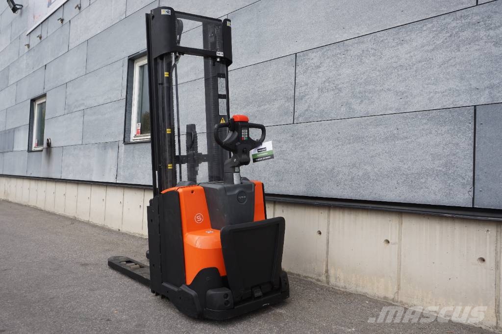 Toyota SWE120L Gerbeur accompagnant