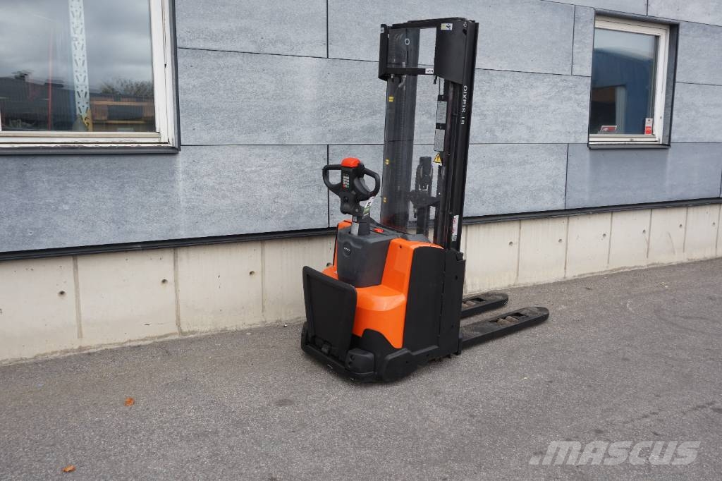 Toyota SWE120L Gerbeur accompagnant
