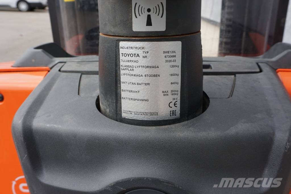 Toyota SWE120L Gerbeur accompagnant