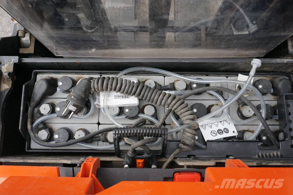 Toyota SWE120L Gerbeur accompagnant