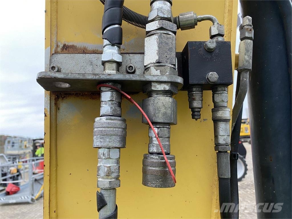 Yanmar VIO80-1A حفارات بعجل