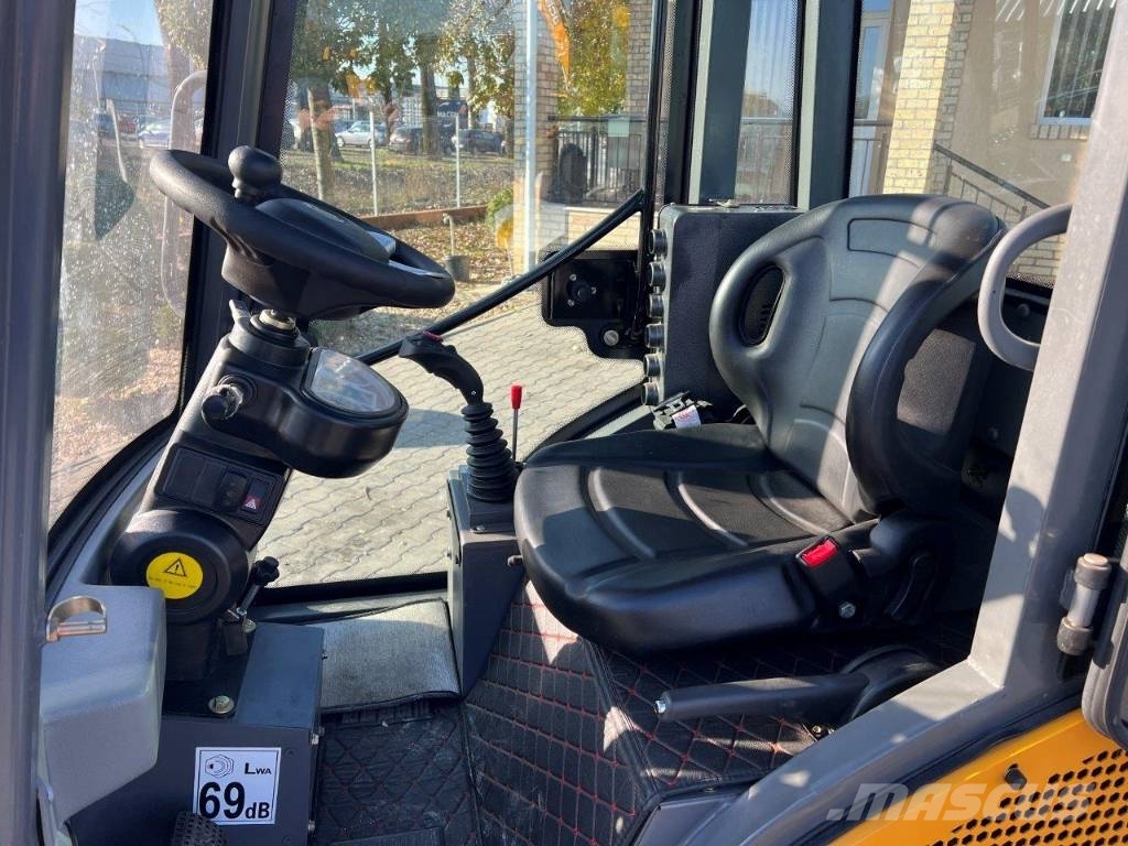 Sherpa 19-06 Homlokrakodó Kubota Motor Zárt Fülke Kompaktlader