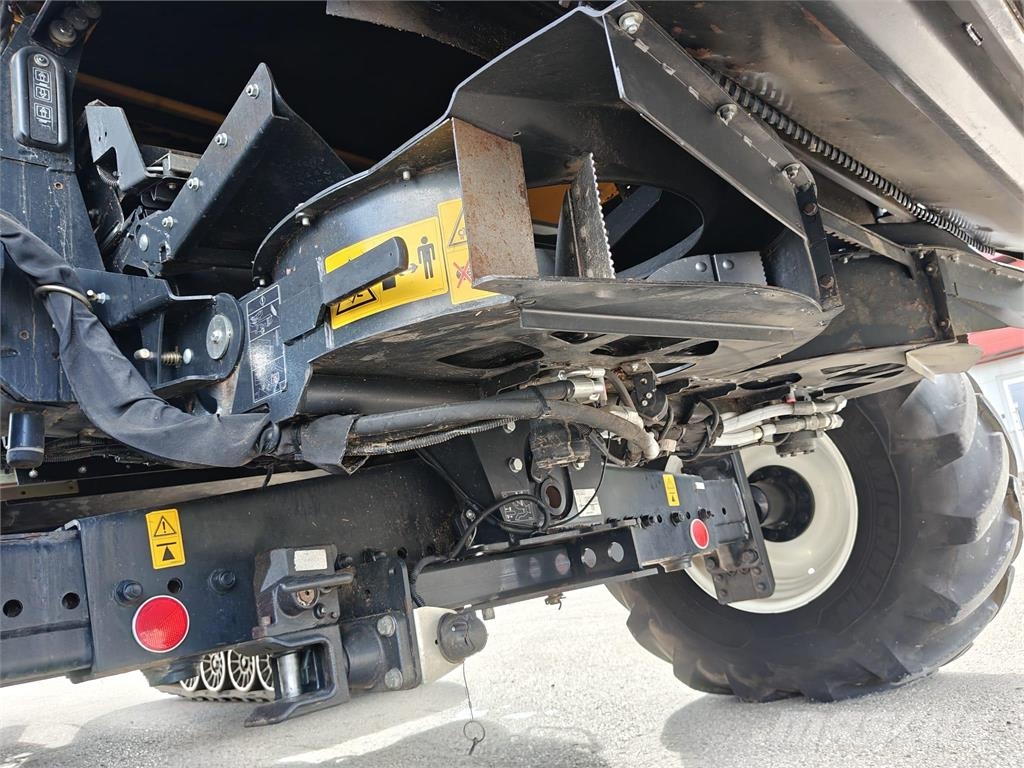 New Holland CR 10.90 - Macdon FD140 Комбайни