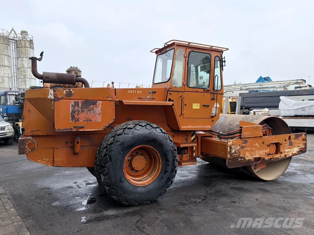 Hamm 2451SD 15.2T Compactor Roller Vibrator 6 Cilinder Kiti volai