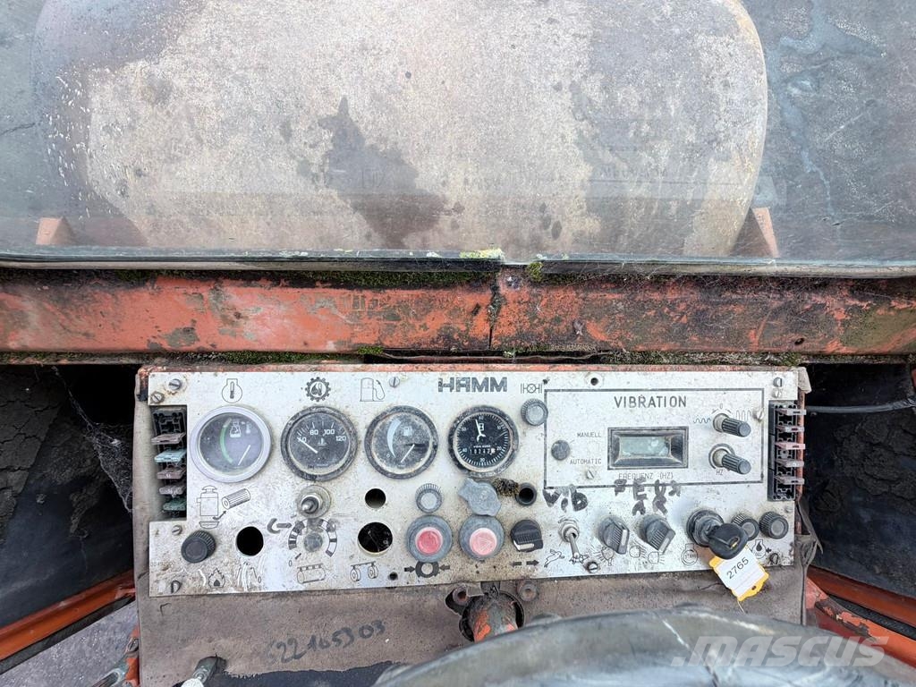 Hamm 2451SD 15.2T Compactor Roller Vibrator 6 Cilinder Kiti volai