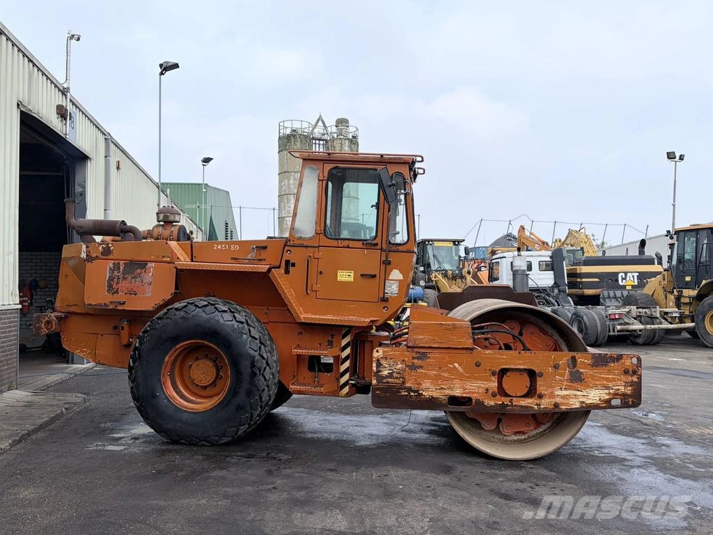 Hamm 2451SD 15.2T Compactor Roller Vibrator 6 Cilinder Kiti volai