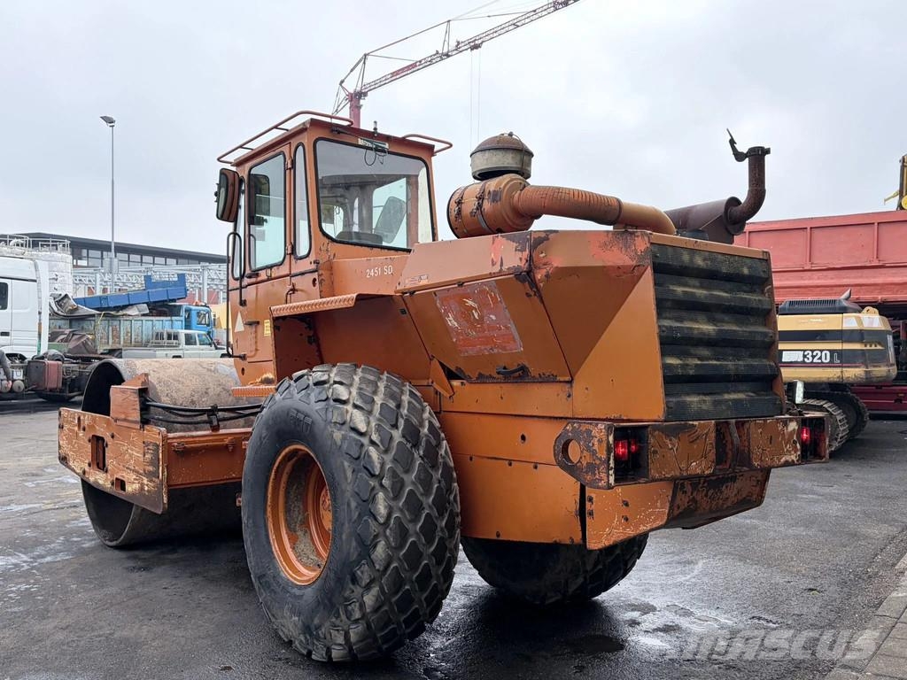 Hamm 2451SD 15.2T Compactor Roller Vibrator 6 Cilinder Kiti volai