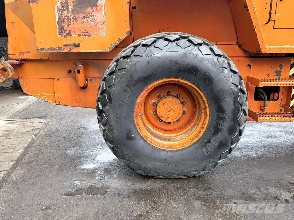 Hamm 2451SD 15.2T Compactor Roller Vibrator 6 Cilinder Kiti volai