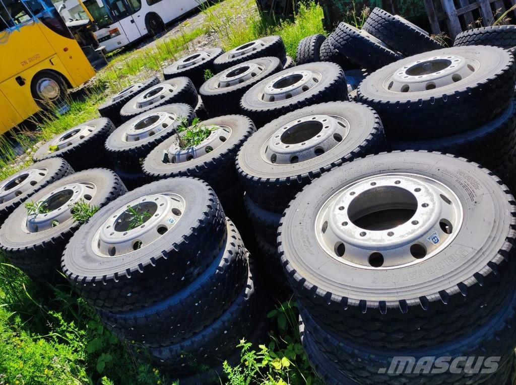Bridgestone wheels 275/70 R22,5 on Alcoa aluminum rims Neumáticos, ruedas y llantas
