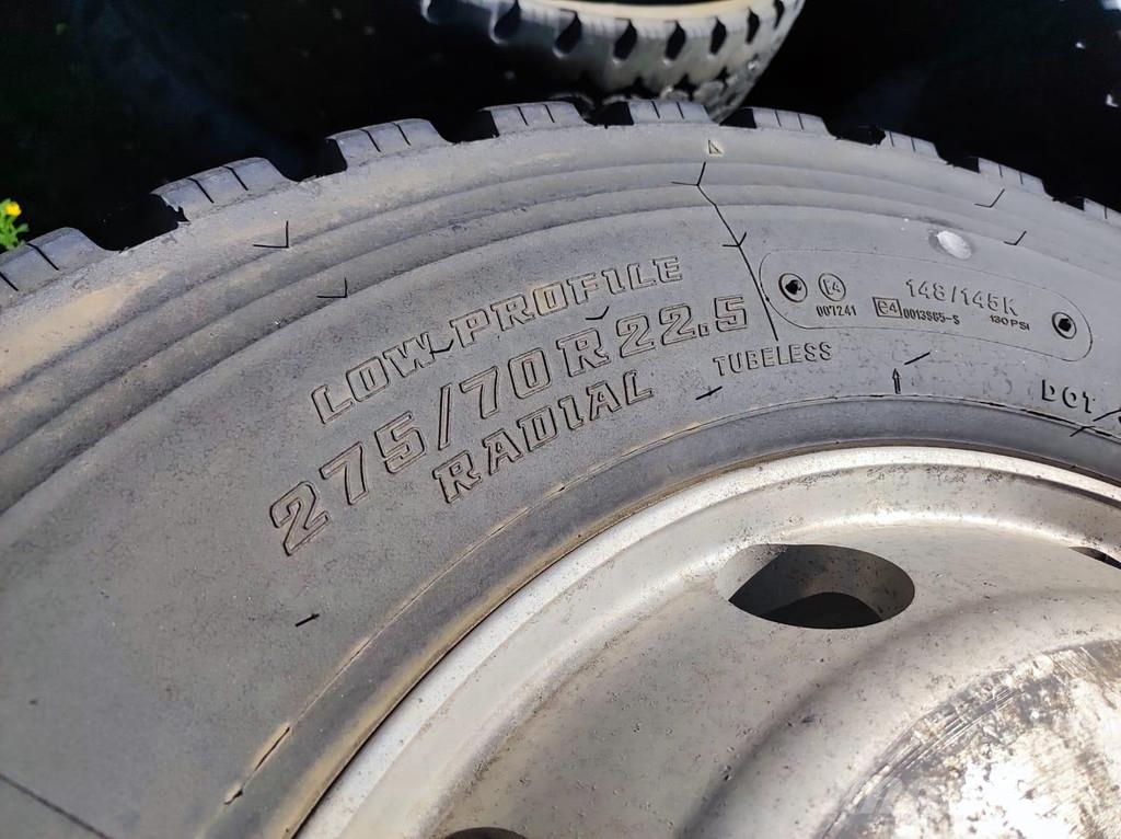 Bridgestone wheels 275/70 R22,5 on Alcoa aluminum rims Neumáticos, ruedas y llantas