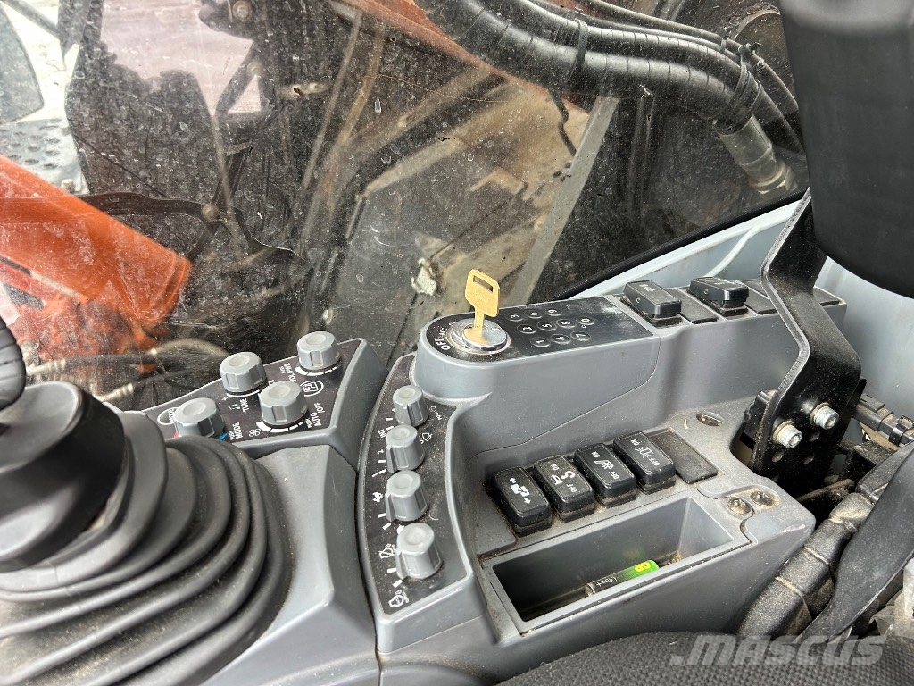 Hitachi ZX 225 USLC-7 Bandgrävare