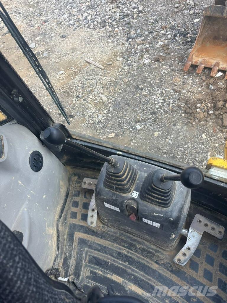 Komatsu WB93R-8E0 Utovarni rovokopači