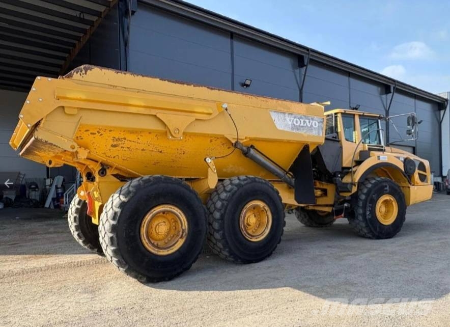 Volvo A 35 F ja Cat 730C ساحبات مفصلية