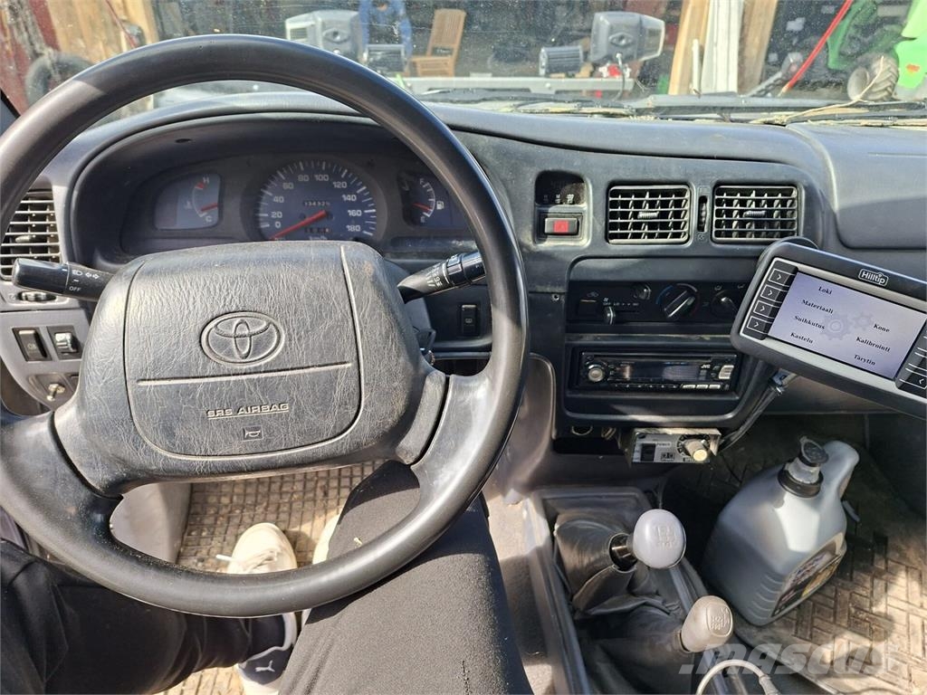 Toyota Hilux Preču pārvadāšanas furgoni