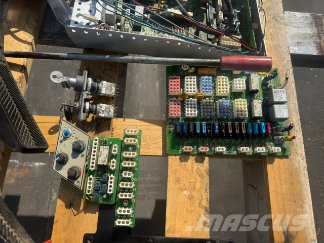Liebherr R 954 B USED ELECTRIC+ HYDRAULIC PARTS Кабины и интерьер