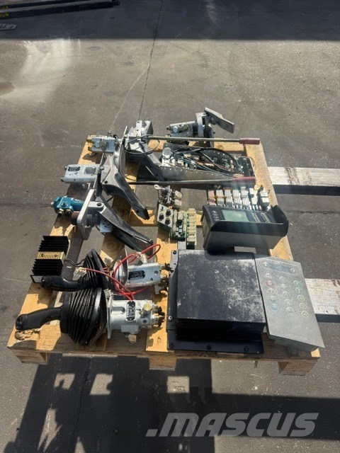 Liebherr R 954 B USED ELECTRIC+ HYDRAULIC PARTS Кабины и интерьер