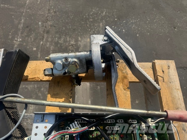Liebherr R 954 B USED ELECTRIC+ HYDRAULIC PARTS Кабины и интерьер