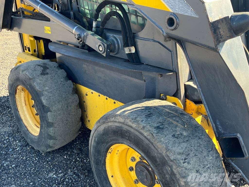 New Holland LS 185 B لوادر انزلاقية التوجيه