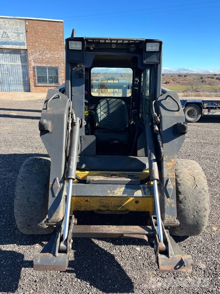 New Holland LS 185 B لوادر انزلاقية التوجيه